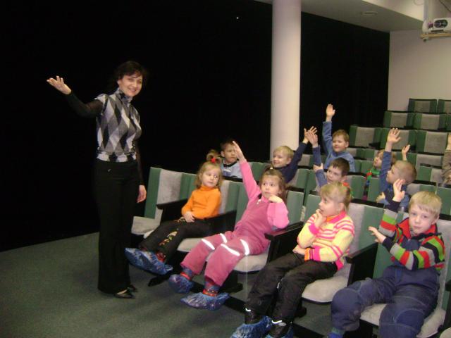 Занятие для детей из детского сада в информационно-образовательном центре "Русский музей: виртуальный филиал"